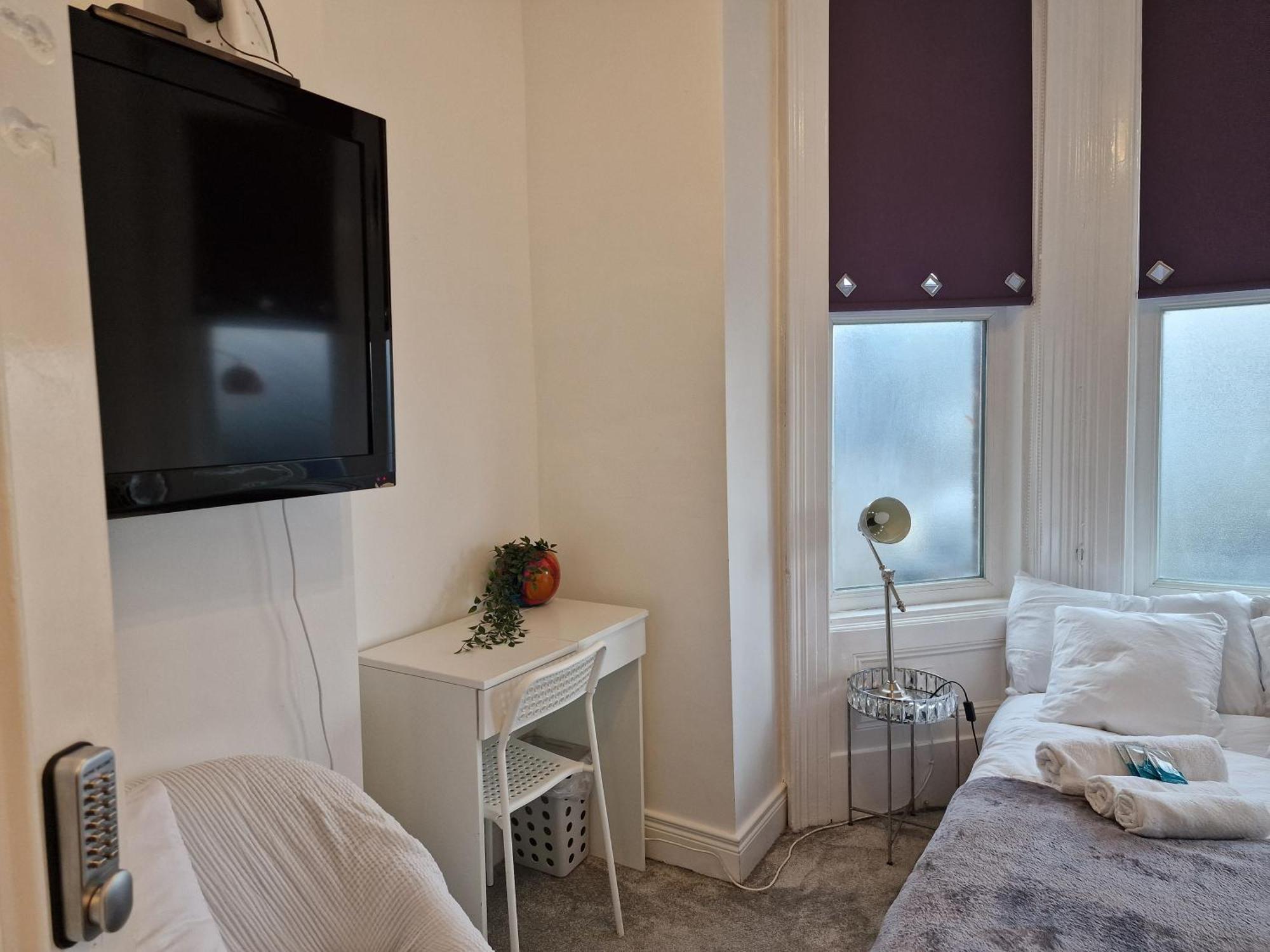 Хостел Aunty Katie'S House, Ni Tourist Board Certified & Located On The Main Oldpark Road To Belfast, With Free Continental Breakfast & Free Ultra Fast Sky Internet, Free Sky Sports & Free Sky Cinema, Self-Check In After 10Pm Gmt Экстерьер фото